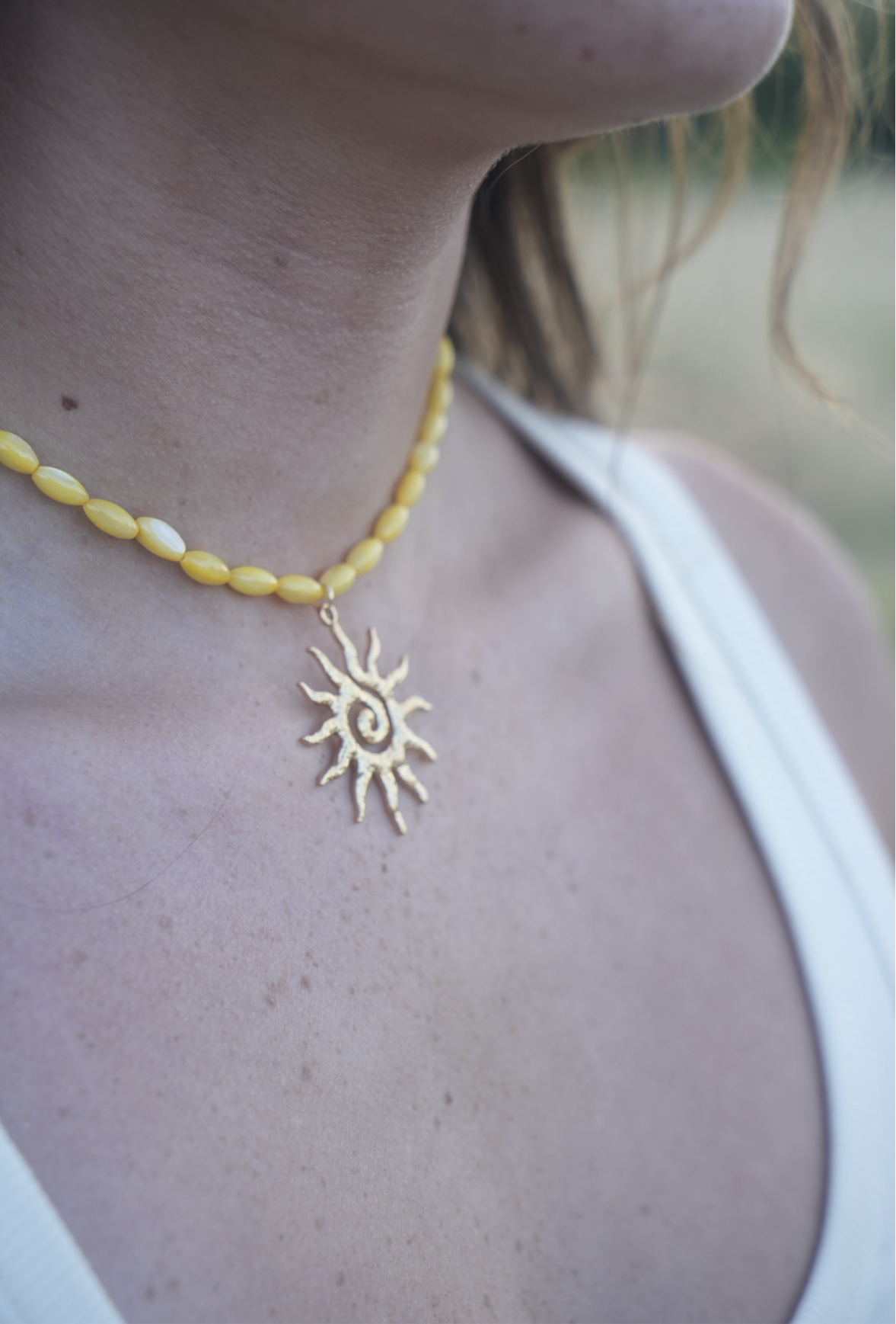 Collier soleil jaune