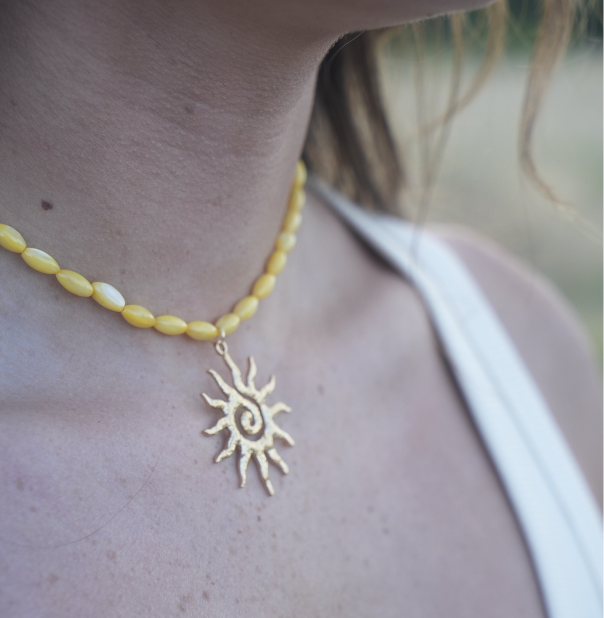 Collier soleil jaune