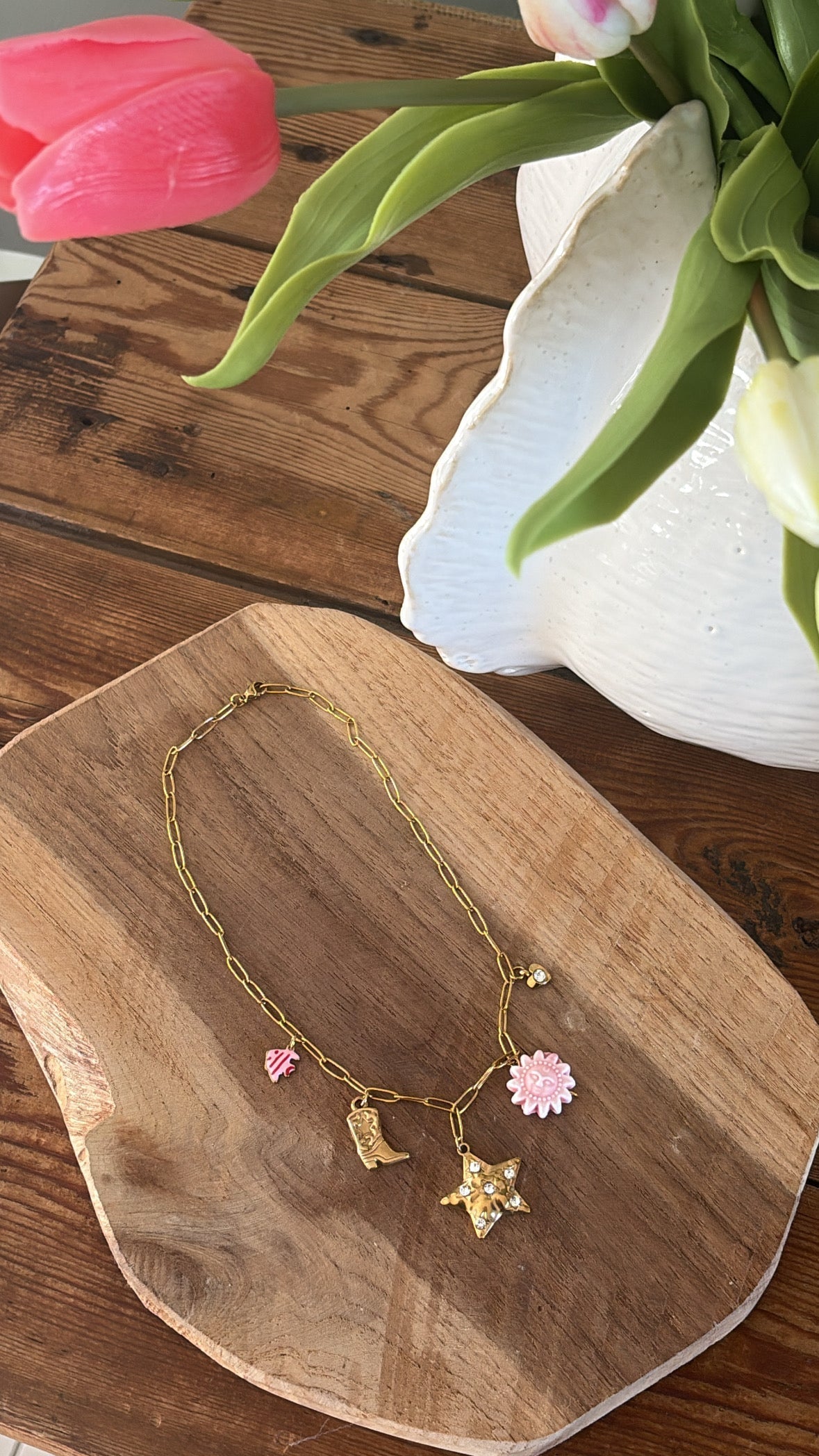 Créer son bijou personnalisé : guide du collier à charms et breloques