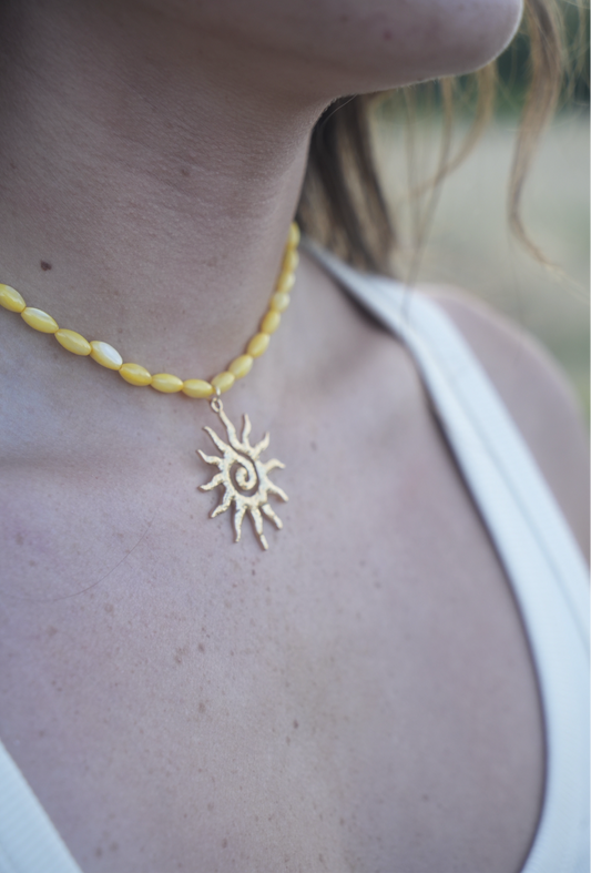 Collier soleil jaune