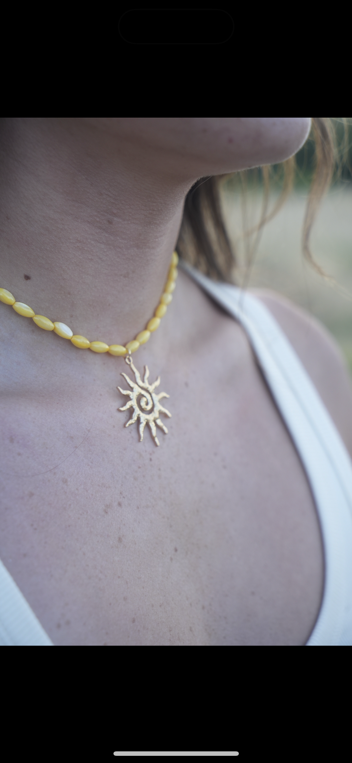 Collier soleil jaune